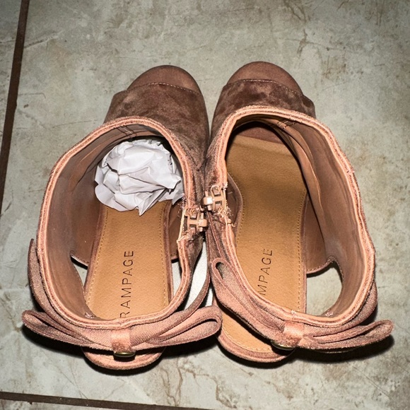 Cute heels for casual or formal wear - Picture 2 of 4